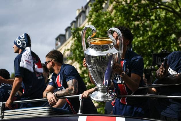 Supporters cheer the PSG in a parade in Paris - FA Paris Saint-Germain’s players are received by supporters in a parade on the Champs-Elysees avenue in Paris on June 1, 2025, the day after PSG won the UEFA Champions League final football match over Inter Milan in Munich, on May 31, 2025. Photo by Firas Abdullah ABACAPRESS.COM Paris Ile-de-France France  Copyright: xAbdullahxFiras ABACAx