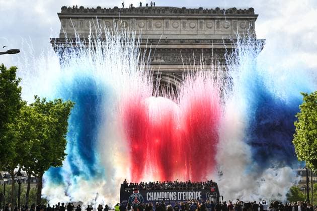 Supporters cheer the PSG in a parade in Paris - FA Paris Saint-Germain’s players are received by supporters in a parade on the Champs-Elysees avenue in Paris on June 1, 2025, the day after PSG won the UEFA Champions League final football match over Inter Milan in Munich, on May 31, 2025. Photo by Firas Abdullah ABACAPRESS.COM Paris Ile-de-France France  Copyright: xAbdullahxFiras ABACAx
