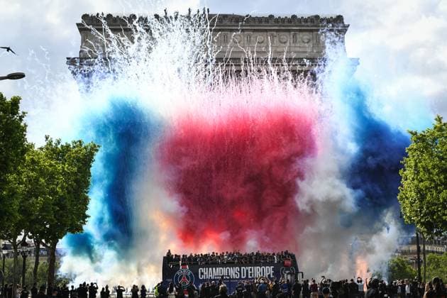 Sport Bilder des Tages Supporters cheer the PSG in a parade in Paris - FA Paris Saint-Germain’s players are received by supporters in a parade on the Champs-Elysees avenue in Paris on June 1, 2025, the day after PSG won the UEFA Champions League final football match over Inter Milan in Munich, on May 31, 2025. Photo by Firas Abdullah ABACAPRESS.COM Paris Ile-de-France France  Copyright: xAbdullahxFiras ABACAx