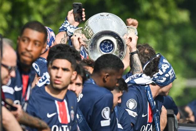 Supporters cheer the PSG in a parade in Paris - FA Paris Saint-Germain’s players are received by supporters in a parade on the Champs-Elysees avenue in Paris on June 1, 2025, the day after PSG won the UEFA Champions League final football match over Inter Milan in Munich, on May 31, 2025. Photo by Firas Abdullah ABACAPRESS.COM Paris Ile-de-France France  Copyright: xAbdullahxFiras ABACAx