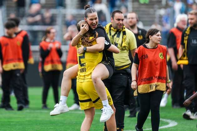 Verbandspokal Finale: BVB - FC Schalke 04; am 01.06.2025 Nathalie Bollmann (FC Schalke 04, 2) und Sarah Giebels (Borussia Dortmund, 10)freuen sich nach dem Pokalsieg Verbandspokal Finale: BVB - FC Schalke 04; Dortmund, Stadion Rote Erde am 01.06.2025 Copyright: xBEAUTIFULxSPORTS Freisenx