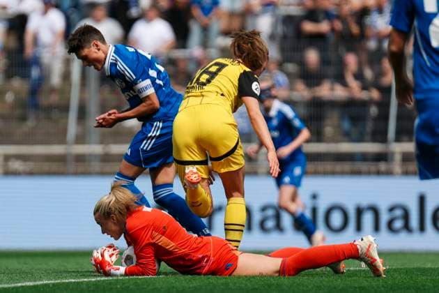 Verbandspokal Finale: BVB - FC Schalke 04; am 01.06.2025 Julia Matuszek (FC Schalke 04, 1) hält den Ball Verbandspokal Finale: BVB - FC Schalke 04; Dortmund, Stadion Rote Erde am 01.06.2025 Copyright: xBEAUTIFULxSPORTS Freisenx