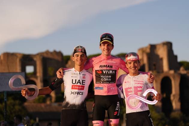 Sport Bilder des Tages Britain s Simon Philip Yates of Team Visma Lease A Bike pink jersey on the podium (center), Isaac Romero Del Toro of Uae Team Emirates Xrg white jersey on the podium (left), Richard Carapaz of Ef Education - Easypost (right) after the stage 21 of the Giro d™Italia from Roma to Roma, Italy - Sunday, June 01, 2025. - cycling.  Copyright: xFabioxFerrari LaPressex