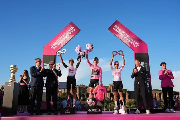 Britain s Simon Philip Yates of Team Visma Lease A Bike pink jersey on the podium (center), Isaac Romero Del Toro of Uae Team Emirates Xrg white jersey on the podium (left), Richard Carapaz of Ef Education - Easypost (right) after the stage 21 of the Giro d™Italia from Roma to Roma, Italy - Sunday, June 01, 2025. - cycling.  Copyright: xGianxMattiaxD Alberto LaPressex