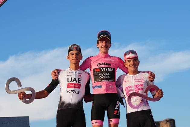Britain s Simon Philip Yates of Team Visma Lease A Bike pink jersey on the podium (center), Isaac Romero Del Toro of Uae Team Emirates Xrg white jersey on the podium (left), Richard Carapaz of Ef Education - Easypost (right) after the stage 21 of the Giro d™Italia from Roma to Roma, Italy - Sunday, June 01, 2025. - cycling.  Copyright: xGianxMattiaxD Alberto LaPressex