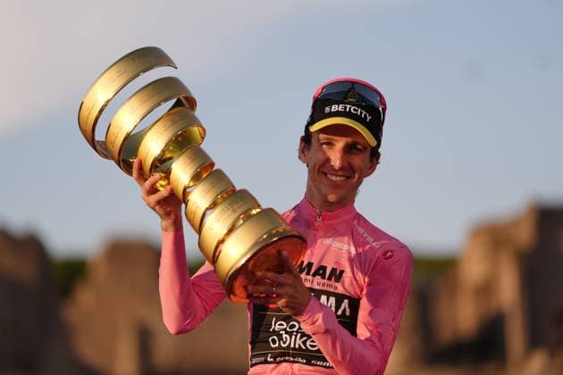Britain s Simon Philip Yates on the podium, wearing the pink jersey of the race overall leader, celebrates after winning the 21th stage of the Giro d Italia 2025 cycling race from Roma to Roma, Italy - Sunday, June 01, 2025. - cycling.  Copyright: xFabioxFerrari LaPressex