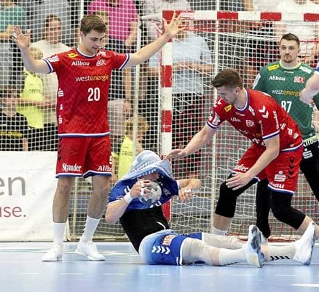 Handball in Essen ** NUR FÜR REDAKTIONELLE ZWECKE ** EDITORIAL USE ONLY **<p>Dennis Szczesny vom TUSEM Essen im Spiel gegen Leon Ciudad Benitez vom VfL Lübeck-Schwartau. Das Spiel TUSEM Essen gegen VfL Lübeck-Schwartau endete am 01.06.2025 in der Sporthalle Am Hallo, Ernestinenstraße 57 mit 25:25. Michael Gohl FUNKE Foto Services< p> Deutschland Nordrhein-Westfalen Essen Copyright: MichaelxGohl