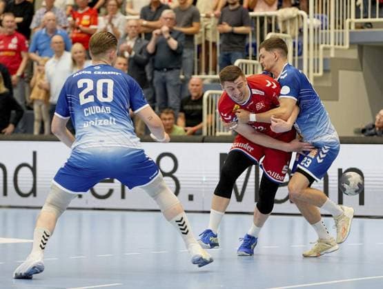 Handball in Essen ** NUR FÜR REDAKTIONELLE ZWECKE ** EDITORIAL USE ONLY **<p>Dennis Szczesny vom TUSEM Essen im Spiel gegen Janik Schrader vom VfL Lübeck-Schwartau. Das Spiel TUSEM Essen gegen VfL Lübeck-Schwartau endete am 01.06.2025 in der Sporthalle Am Hallo, Ernestinenstraße 57 mit 25:25. Michael Gohl FUNKE Foto Services< p> Deutschland Nordrhein-Westfalen Essen Copyright: MichaelxGohl