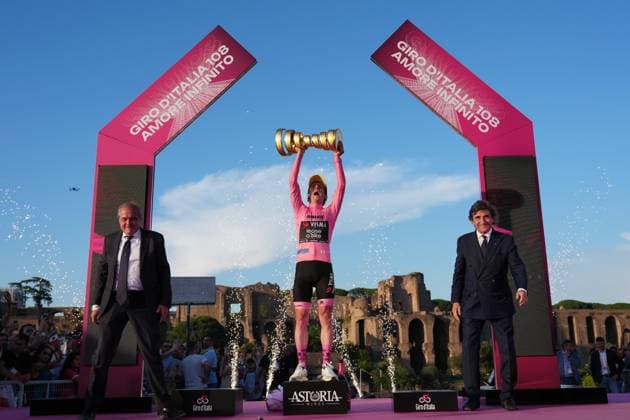 Urbano Cairo and Mario Vegni with Britain s Simon Philip Yates on the podium, wearing the pink jersey of the race overall leader, celebrates after winning the 21th stage of the Giro d Italia 2025 cycling race in Roma, Italy - Sunday, June 01, 2025. - cycling.  Copyright: xGianxMattiaxD Alberto LaPressex
