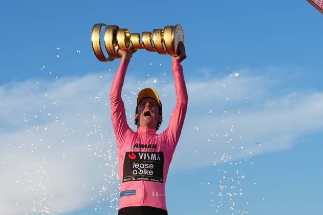 Bilder des Jahres 2025, Sport 06 Juni Sport Themen der Woche KW22 Sport Bilder des Tages Britain s Simon Philip Yates on the podium, wearing the pink jersey of the race overall leader, celebrates after winning the 21th stage of the Giro d Italia 2025 cycling race in Roma, Italy - Sunday, June 01, 2025. - cycling.  Copyright: xGianxMattiaxD Alberto LaPressex