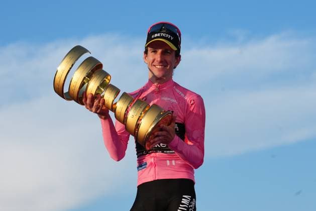 Britain s Simon Philip Yates on the podium, wearing the pink jersey of the race overall leader, celebrates after winning the 21th stage of the Giro d Italia 2025 cycling race in Roma, Italy - Sunday, June 01, 2025. - cycling.  Copyright: xGianxMattiaxD Alberto LaPressex