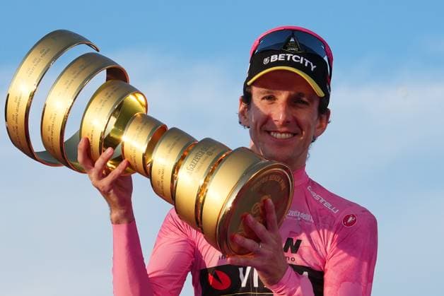Britain s Simon Philip Yates on the podium, wearing the pink jersey of the race overall leader, celebrates after winning the 21th stage of the Giro d Italia 2025 cycling race in Roma, Italy - Sunday, June 01, 2025. - cycling.  Copyright: xGianxMattiaxD Alberto LaPressex