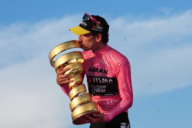 Sport Bilder des Tages Britain s Simon Philip Yates on the podium, wearing the pink jersey of the race overall leader, celebrates after winning the 21th stage of the Giro d Italia 2025 cycling race in Roma, Italy - Sunday, June 01, 2025. - cycling.  Copyright: xGianxMattiaxD Alberto LaPressex