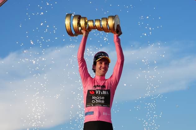 Britain s Simon Philip Yates on the podium, wearing the pink jersey of the race overall leader, celebrates after winning the 21th stage of the Giro d Italia 2025 cycling race in Roma, Italy - Sunday, June 01, 2025. - cycling.  Copyright: xGianxMattiaxD Alberto LaPressex