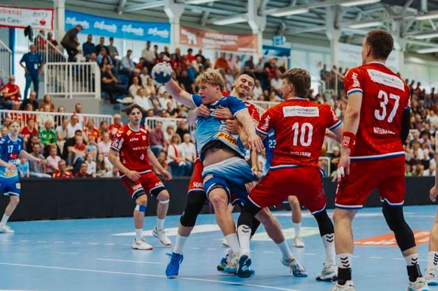 TUSEM Essen vs. VfL Luebeck-Schwartau, Handball, 2. Bundesliga, 01.06.25 Thore Heinemann (Nr. 34, VfL Luebeck-Schwartau) gegen Finn Wolfram (Nr. 10, TUSEM Essen) und Dennis Szczesny (Nr. 22, TUSEM Essen) TUSEM Essen vs. VfL Luebeck-Schwartau, Handball, 2. Bundesliga, 01.06.25 Essen NRW Germany