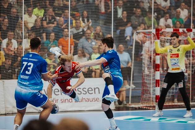 TUSEM Essen vs. VfL Luebeck-Schwartau, Handball, 2. Bundesliga, 01.06.25 Oskar Kostuj (Nr. 55, TUSEM Essen) gegen Lukas Emdorf (Nr. 73, VfL Luebeck-Schwartau) und Paul Holzhacker (Nr. 4, VfL Luebeck-Schwartau) TUSEM Essen vs. VfL Luebeck-Schwartau, Handball, 2. Bundesliga, 01.06.25 Essen NRW Germany