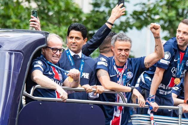Sport Bilder des Tages FOOTBALL : Parade des joueurs du PSG sur les Champs ElysÃ e - 01 06 2025 Luis Enrique Nasser al-KhelaÃ¯fi Luis Campos ParisFrance  Copyright: xBaptistexAutissierx