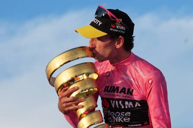 Britain s Simon Philip Yates on the podium, wearing the pink jersey of the race overall leader, celebrates after winning the 21th stage of the Giro d Italia 2025 cycling race during the stage 21 of the Giro d™Italia from Roma to Roma, Italy - Sunday, June 01, 2025. - cycling.  Copyright: xGianxMattiaxD Alberto LaPressex