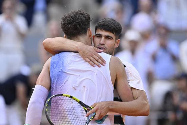 2025 Roland-Garros - Day 8 PARIS, FRANCE - JUNE 01: Carlos Alcaraz of Spain greets Ben Shelton of USA after their Men s Singles Fourth Round match on Day Eight of the 2025 French Open at Roland Garros on June 01, 2025 in Paris, France. Burak Akbulut Anadolu Paris France. Editorial use only. Please get in touch for any other usage.  Copyright: x2025xAnadoluxBurakxAkbulutx