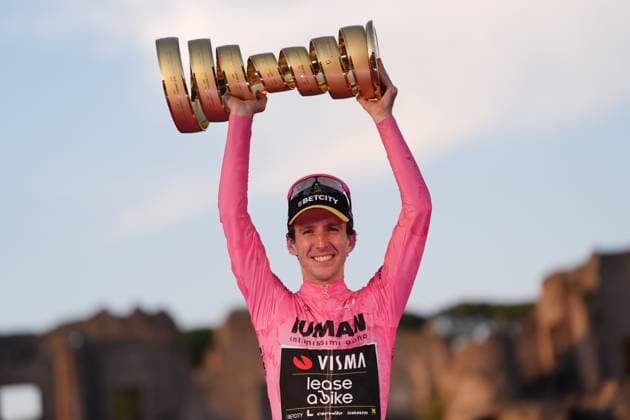 Britain s Simon Philip Yates on the podium, wearing the pink jersey of the race overall leader, celebrates after winning the 21th stage of the Giro d Italia 2025 cycling race from Roma to Roma, Italy - Sunday, June 01, 2025. - cycling.  Copyright: xFabioxFerrari LaPressex