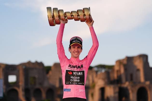 Britain s Simon Philip Yates on the podium, wearing the pink jersey of the race overall leader, celebrates after winning the 21th stage of the Giro d Italia 2025 cycling race from Roma to Roma, Italy - Sunday, June 01, 2025. - cycling.  Copyright: xFabioxFerrari LaPressex