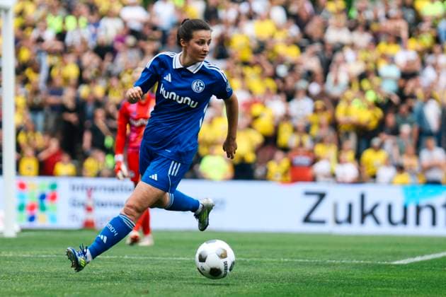 Verbandspokal Finale: BVB - FC Schalke 04; am 01.06.2025 Edina Habibovic (FC Schalke 04, 8) am Ball Verbandspokal Finale: BVB - FC Schalke 04; Dortmund, Stadion Rote Erde am 01.06.2025 Copyright: xBEAUTIFULxSPORTS Freisenx