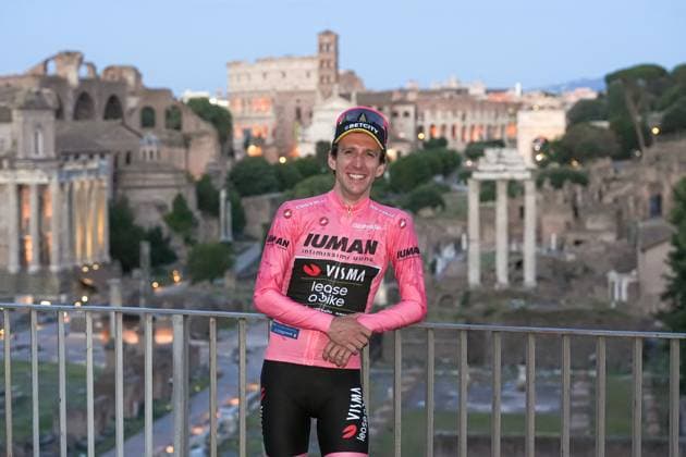 Britain s Simon Philip Yates on the podium, wearing the pink jersey of the race overall leader, celebrates after winning the 21th stage of the Giro d Italia 2025 cycling race in Roma, Italy - Sunday, June 01, 2025. - cycling.  Copyright: xGianxMattiaxD Alberto LaPressex