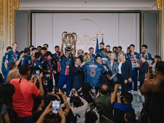 Emmanuel Macron reçoit les joueurs du PSG (Champions d Europe 2025) à l Elysée E.Macron, président de la République Française, reçoit les joueurs du PSG à l Elysée après leur victoire historique (5-0) en finale de la Ligue Des Champions 2025. Paris, le 1er juin 2025. Mathilde Mazars Pool Bestimage E.Macron welcomes PSG players to the Elysée Palace after their historic 5-0 victory in the 2025 Champions League final. Paris, June 1, 2025. Paris France  Copyright: xMathildexMazarsx xPoolx xBestimagexMathildexMazarsx xPoolx xBestimagex