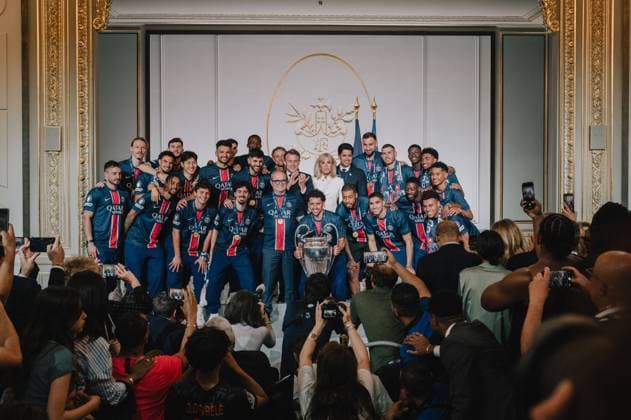 Emmanuel Macron reçoit les joueurs du PSG (Champions d Europe 2025) à l Elysée E.Macron, président de la République Française, reçoit les joueurs du PSG à l Elysée après leur victoire historique (5-0) en finale de la Ligue Des Champions 2025. Paris, le 1er juin 2025. Mathilde Mazars Pool Bestimage E.Macron welcomes PSG players to the Elysée Palace after their historic 5-0 victory in the 2025 Champions League final. Paris, June 1, 2025. Paris France  Copyright: xMathildexMazarsx xPoolx xBestimagexMathildexMazarsx xPoolx xBestimagex