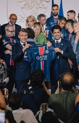 Emmanuel Macron reçoit les joueurs du PSG (Champions d Europe 2025) à l Elysée Emmanuel Macron (président de la République Française), Nasser al-Khelaïfi, président du PSG - E.Macron, président de la République Française, reçoit les joueurs du PSG à l Elysée après leur victoire historique (5-0) en finale de la Ligue Des Champions 2025. Paris, le 1er juin 2025. Mathilde Mazars Pool Bestimage E.Macron welcomes PSG players to the Elysée Palace after their historic 5-0 victory in the 2025 Champions League final. Paris, June 1, 2025. Paris France  Copyright: xMathildexMazarsx xPoolx xBestimagexMathildexMazarsx xPoolx xBestimagex
