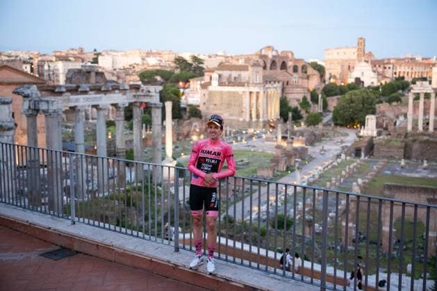 Yates Simon Philip of Team Visma Lease A Bike, Pink Jersey of Giro dÕItalia pose in Campidoglio. after the stage 21 of the Giro dÕItalia from Roma to Roma, Italy - Sunday, June 01, 2025. - cycling.  Copyright: xMarcoxAlpozzi LaPressex