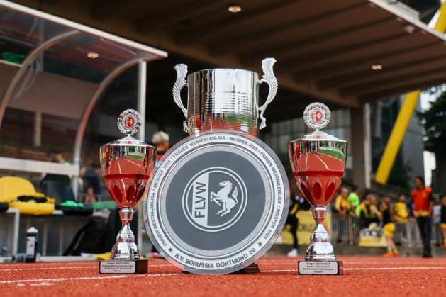 Verbandspokal Finale: BVB - FC Schalke 04; am 01.06.2025 Die gewonnen Titel der BVB Frauen in der Saison 2024-2025 Verbandspokal Finale: BVB - FC Schalke 04; Dortmund, Stadion Rote Erde am 01.06.2025 Copyright: xBEAUTIFULxSPORTS Freisenx