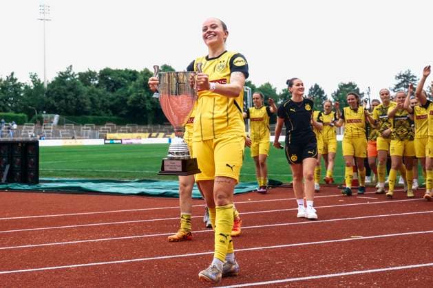 Verbandspokal Finale: BVB - FC Schalke 04; am 01.06.2025 Dana Marquardt (Borussia Dortmund, 49) mit dem Pokal Verbandspokal Finale: BVB - FC Schalke 04; Dortmund, Stadion Rote Erde am 01.06.2025 Copyright: xBEAUTIFULxSPORTS Freisenx