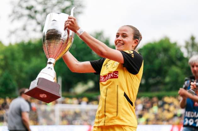Verbandspokal Finale: BVB - FC Schalke 04; am 01.06.2025 Dana Marquardt (Borussia Dortmund, 49) mit dem Pokal Verbandspokal Finale: BVB - FC Schalke 04; Dortmund, Stadion Rote Erde am 01.06.2025 Copyright: xBEAUTIFULxSPORTS Freisenx