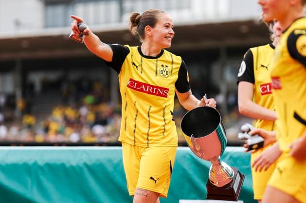 Verbandspokal Finale: BVB - FC Schalke 04; am 01.06.2025 Dana Marquardt (Borussia Dortmund, 49) mit dem Pokal Verbandspokal Finale: BVB - FC Schalke 04; Dortmund, Stadion Rote Erde am 01.06.2025 Copyright: xBEAUTIFULxSPORTS Freisenx