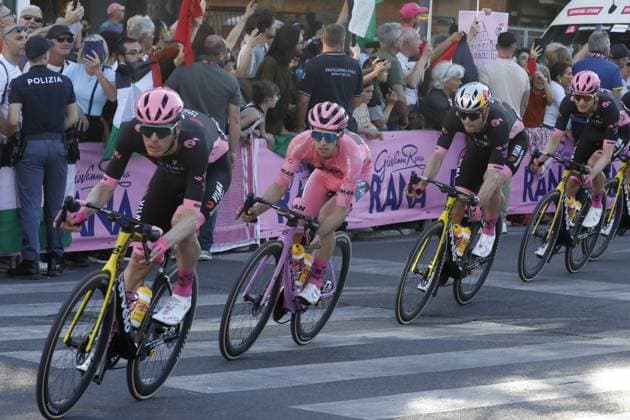 Last stage of the Giro d Italia in Rome ROME, ITALY - JUNE 01: Protesters wave Palestinian flags as Britain s Simon Yates (2nd L) competes during the 21st and last stage of the Giro d Italia (Tour of Italy) cycling race 108th edition in Rome, Italy on June 01, 2025. Riccardo De Luca Anadolu Rome Italy. Editorial use only. Please get in touch for any other usage.  Copyright: x2025xAnadoluxRiccardoxDexLucax