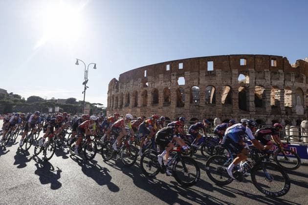 Last stage of the Giro d Italia in Rome ROME, ITALY - JUNE 01: Athletes make their way past the Colosseum during the 21st and last stage of the Giro d Italia (Tour of Italy) cycling race 108th edition in Rome, Italy on June 01, 2025. Riccardo De Luca Anadolu Rome Italy. Editorial use only. Please get in touch for any other usage.  Copyright: x2025xAnadoluxRiccardoxDexLucax