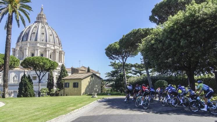 Last stage of the Giro d Italia in Rome VATICAN CITY, VATICAN - JUNE 01: Athletes compete during the 21st and last stage of the Giro d Italia (Tour of Italy) cycling race 108th edition at the Vatican on June 01, 2025. Riccardo De Luca Anadolu Rome Italy. Editorial use only. Please get in touch for any other usage.  Copyright: x2025xAnadoluxRiccardoxDexLucax