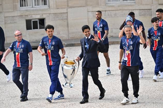 PSG celebrates UCL victory in Elysee Palace PARIS, FRANCE - JUNE 01: Marquinhos (3rd L), head coach Luis Enrique (2nd R) and the President,Nasser Al-Khelaifi (C) of Paris Saint Germain, carry the UEFA Champions League trophy at Elysee Palace in Paris, France on June 01, 2025. Mustafa Yalcin Anadolu Paris World. Editorial use only. Please get in touch for any other usage.  Copyright: x2025xAnadoluxMustafaxYalcinx