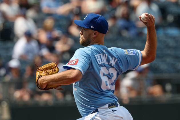 June 01, 2025: Kansas City Royals relief pitcher Jonathan Bowlan (62) pitches against the Detroit Tigers during the ninth inning at Kauffman Stadium in Kansas City, MO. CSM Kansas City United States of America - ZUMAc04_ 20250601_zma_c04_144 Copyright: xDavidxSmithx
