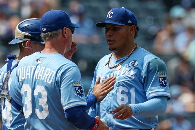 June 01, 2025: Kansas City Royals manager Matt Quatraro (33) takes the ball from relief pitcher Angel Zerpa (61) during the ninth inning against the Detroit Tigers at Kauffman Stadium in Kansas City, MO. CSM Kansas City United States of America - ZUMAc04_ 20250601_zma_c04_145 Copyright: xDavidxSmithx