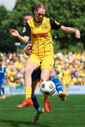 Verbandspokal Finale: BVB - FC Schalke 04; am 01.06.2025 Nora Willeke (Borussia Dortmund, 11)am Ball Verbandspokal Finale: BVB - FC Schalke 04; Dortmund, Stadion Rote Erde am 01.06.2025 Copyright: xBEAUTIFULxSPORTS Freisenx