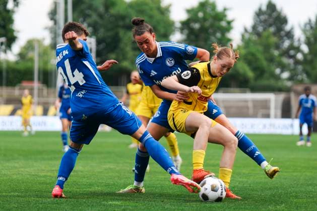 Verbandspokal Finale: BVB - FC Schalke 04; am 01.06.2025 Shari Noffke (FC Schalke 04, 24)und Meltem Karadag (FC Schalke 04, 3)im Zweikampf mit Nora Willeke (Borussia Dortmund, 11) Verbandspokal Finale: BVB - FC Schalke 04; Dortmund, Stadion Rote Erde am 01.06.2025 Copyright: xBEAUTIFULxSPORTS Freisenx