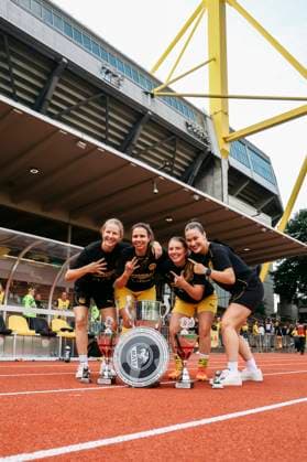 Verbandspokal Finale: BVB - FC Schalke 04; am 01.06.2025 Lena Kölmel (Borussia Dortmund, 30) Mia Macarena Bedarf (Borussia Dortmund, 17)Hannah Geldschläger (Borussia Dortmund, 28) Sarah Giebels (Borussia Dortmund, 10) mit den gewonnen Titel der BVB Frauen in der Saison 2024-2025 Verbandspokal Finale: BVB - FC Schalke 04; Dortmund, Stadion Rote Erde am 01.06.2025 Copyright: xBEAUTIFULxSPORTS Freisenx