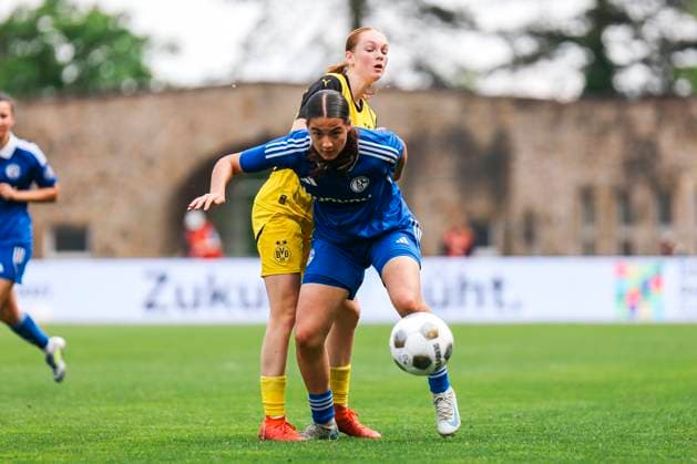 Verbandspokal Finale: BVB - FC Schalke 04; am 01.06.2025 Dana Salic (FC Schalke 04, 32)im Zweikampf mit Nora Willeke (Borussia Dortmund, 11) Verbandspokal Finale: BVB - FC Schalke 04; Dortmund, Stadion Rote Erde am 01.06.2025 Copyright: xBEAUTIFULxSPORTS Freisenx