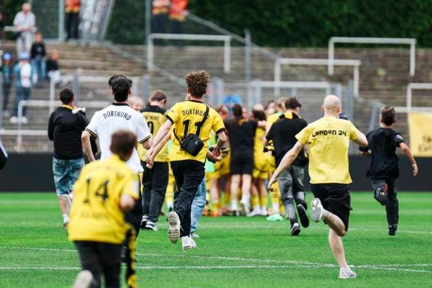 Verbandspokal Finale: BVB - FC Schalke 04; am 01.06.2025 BVB-Fans stürmen den Platz nach dem Pokalsieg der BVB-Frauen Verbandspokal Finale: BVB - FC Schalke 04; Dortmund, Stadion Rote Erde am 01.06.2025 Copyright: xBEAUTIFULxSPORTS Freisenx