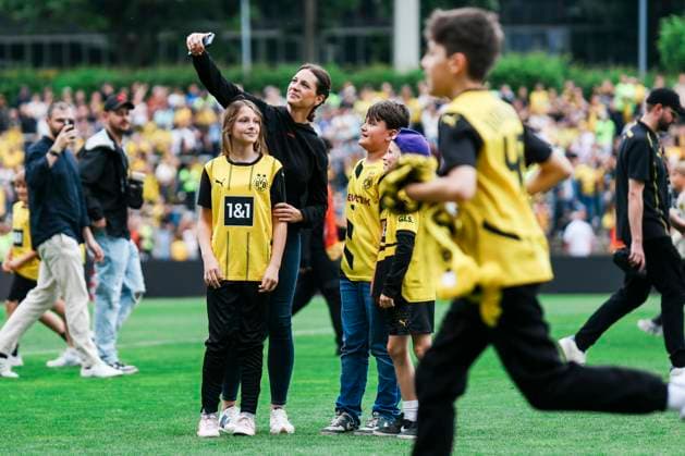 Verbandspokal Finale: BVB - FC Schalke 04; am 01.06.2025 BVB-Fans stürmen den Platz nach dem Pokalsieg der BVB-Frauen. Verbandspokal Finale: BVB - FC Schalke 04; Dortmund, Stadion Rote Erde am 01.06.2025 Copyright: xBEAUTIFULxSPORTS Freisenx