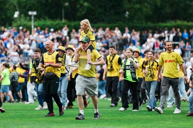 Verbandspokal Finale: BVB - FC Schalke 04; am 01.06.2025 BVB-Fans stürmen den Platz nach dem Pokalsieg der BVB-Frauen. Verbandspokal Finale: BVB - FC Schalke 04; Dortmund, Stadion Rote Erde am 01.06.2025 Copyright: xBEAUTIFULxSPORTS Freisenx