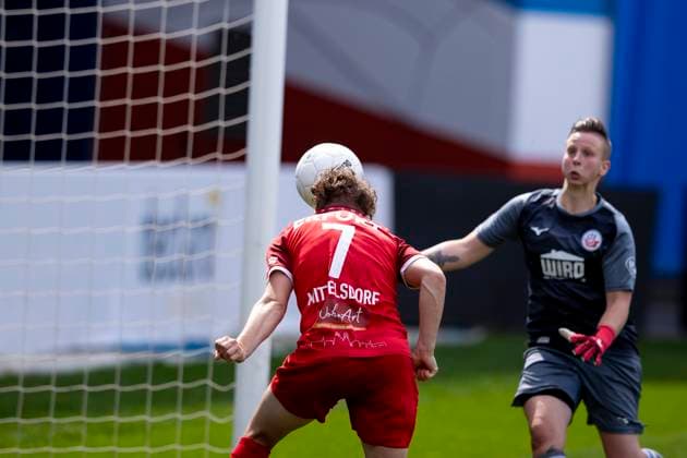 Regionalliga-Nordost Frauen: F.C. Hansa Rostock vs. 1. FFV Erfurt; Rostock; 01.06.2025 Tor durch Anna Mittelsdorf ( 7; 1. FFV Erfurt) gegen Frike Bentert ( 1; F.C. Hansa Rostock) Regionalliga-Nordost Frauen: F.C. Hansa Rostock vs. 1. FFV Erfurt; Ostseestadion Rostock; 01.06.2025 Copyright: xBEAUTIFULxSPORTS Duehringx