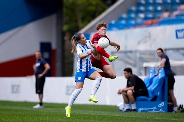 Regionalliga-Nordost Frauen: F.C. Hansa Rostock vs. 1. FFV Erfurt; Rostock; 01.06.2025 Loretta Theres Kung ( 20; F.C. Hansa Rostock) gegen Anna Mittelsdorf ( 7; 1. FFV Erfurt) Regionalliga-Nordost Frauen: F.C. Hansa Rostock vs. 1. FFV Erfurt; Ostseestadion Rostock; 01.06.2025 Copyright: xBEAUTIFULxSPORTS Duehringx